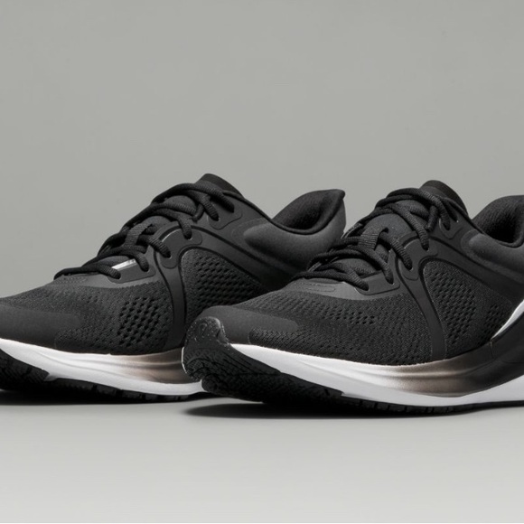 Lululemon Blissfeel Women's
Running Shoe in size 8.5 in black & white - Picture 4 of 9